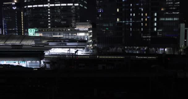 Sebuah Cityscape Malam Depan Stasiun Tokyo Sudut Tinggi Tembakan Panjang — Stok Video
