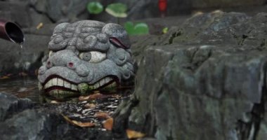 Tokyo 'daki Tanashi Tapınağı' nda geleneksel bir manzara. Nishitokyo Bölgesi Tanashi Tokyo Japonya 10.20.2022 Bu heykele Komainu denir. Yüksek kalite 4k görüntü