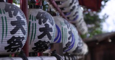 Tokyo 'daki Tanashi Tapınağı' nda geleneksel bir manzara. Nishitokyo bölgesi Tanashi Tokyo Japonya 10.20.2022 Tanashi Tapınağı Tokyo 'da geleneksel bir tapınaktır. Kağıt lantaerns metin festivali çevirisi