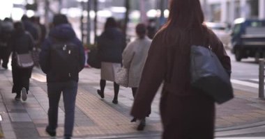 Şehirdeki sokakta yürüyen insanların yavaş çekimleri. Yüksek kalite 4K görüntü. Chuo bölgesi Tokyo 01.18.2023 Tokyo 'da bir elektrik çeyreği. Tokyo 'nun merkezindedir.. 
