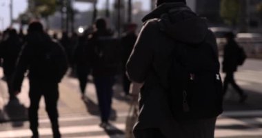Şehirdeki sokakta yürüyen insanların yavaş çekimleri. Yüksek kalite 4K görüntü. Chuo bölgesi Tokyo 01.18.2023 Tokyo 'da bir elektrik çeyreği. Tokyo 'nun merkezindedir.. 