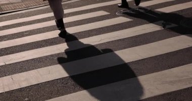 Şehirdeki sokakta yürüyen insanların yavaş çekimleri. Yüksek kalite 4K görüntü. Chuo bölgesi Tokyo 01.18.2023 Tokyo 'da bir elektrik çeyreği. Tokyo 'nun merkezindedir.. 