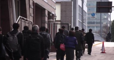 Şehirdeki sokakta yürüyen insanların yavaş çekimleri. Yüksek kalite 4K görüntü. Chuo bölgesi Tokyo 01.18.2023 Tokyo 'da bir elektrik çeyreği. Tokyo 'nun merkezindedir.. 