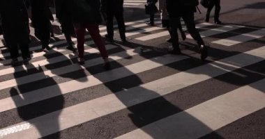 Şehirdeki sokakta yürüyen insanların yavaş çekimleri. Yüksek kalite 4K görüntü. Chuo bölgesi Tokyo 01.18.2023 Tokyo 'da bir elektrik çeyreği. Tokyo 'nun merkezindedir.. 