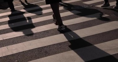 Şehirdeki sokakta yürüyen insanların yavaş çekimleri. Yüksek kalite 4K görüntü. Chuo bölgesi Tokyo 01.18.2023 Tokyo 'da bir elektrik çeyreği. Tokyo 'nun merkezindedir.. 