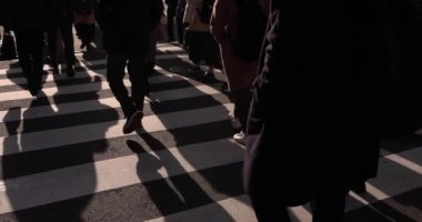 Şehirdeki sokakta yürüyen insanların yavaş çekimleri. Yüksek kalite 4K görüntü. Chuo bölgesi Tokyo 01.18.2023 Tokyo 'da bir elektrik çeyreği. Tokyo 'nun merkezindedir.. 