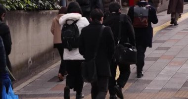 Şehirdeki sokakta yürüyen insanların yavaş çekimleri. Yüksek kalite 4K görüntü. Chuo bölgesi Tokyo 01.18.2023 Tokyo 'da bir elektrik çeyreği. Tokyo 'nun merkezindedir.. 