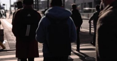 Şehirdeki sokakta yürüyen insanların yavaş çekimleri. Yüksek kalite 4K görüntü. Chuo bölgesi Tokyo 01.18.2023 Tokyo 'da bir elektrik çeyreği. Tokyo 'nun merkezindedir.. 