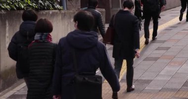 Şehirdeki sokakta yürüyen insanların yavaş çekimleri. Yüksek kalite 4K görüntü. Chuo bölgesi Tokyo 01.18.2023 Tokyo 'da bir elektrik çeyreği. Tokyo 'nun merkezindedir.. 