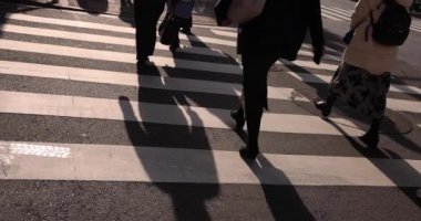 Şehirdeki sokakta yürüyen insanların yavaş çekimleri. Yüksek kalite 4K görüntü. Chuo bölgesi Tokyo 01.18.2023 Tokyo 'da bir elektrik çeyreği. Tokyo 'nun merkezindedir.. 