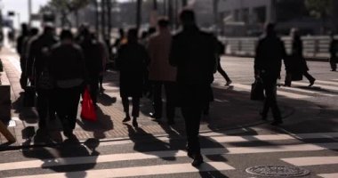 Şehirdeki sokakta yürüyen insanların yavaş çekimleri. Yüksek kalite 4K görüntü. Chuo bölgesi Tokyo 01.18.2023 Tokyo 'da bir elektrik çeyreği. Tokyo 'nun merkezindedir.. 