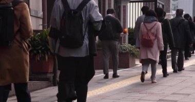 Şehirdeki sokakta yürüyen insanların yavaş çekimleri. Yüksek kalite 4K görüntü. Chuo bölgesi Tokyo 01.18.2023 Tokyo 'da bir elektrik çeyreği. Tokyo 'nun merkezindedir.. 