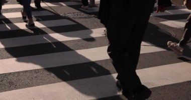 Şehirdeki sokakta yürüyen insanların yavaş çekimleri. Yüksek kalite 4K görüntü. Chuo bölgesi Tokyo 01.18.2023 Tokyo 'da bir elektrik çeyreği. Tokyo 'nun merkezindedir.. 