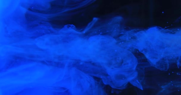 Blaue Farbtropfen Vermischen Sich Zeitlupe Mit Wasser Archivmaterial Glatte Tinte — Stockvideo