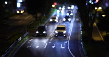 Tokyo 'da bir gece trafiği sıkışıklığı. Yüksek kalite 4K görüntü. Nakano Bölgesi Higashinakano Tokyo Japonya 10.11.2022 Tokyo 'da bir elektrik çeyreği. Evet, öyle. Yüksek kalite 4k görüntü