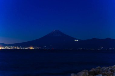 Shizuoka 'da, Suruga kıyısında, Fuji Dağı' nın batışı. Yüksek kalite fotoğraf. Numazu bölgesi Heda Shizuoka Japonya 01.25.2023