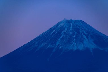 Shizuoka 'da, Suruga kıyısında, Fuji Dağı' nın batışı. Yüksek kalite fotoğraf. Numazu bölgesi Heda Shizuoka Japonya 01.25.2023