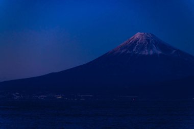 Shizuoka 'daki Suruga kıyısında Fuji Dağı' nın batışı. Yüksek kalite fotoğraf. Numazu bölgesi Heda Shizuoka Japonya 01.25.2023