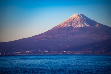 Shizuoka 'daki Suruga kıyısında Fuji Dağı' nın batışı. Yüksek kalite fotoğraf. Numazu bölgesi Heda Shizuoka Japonya 01.25.2023
