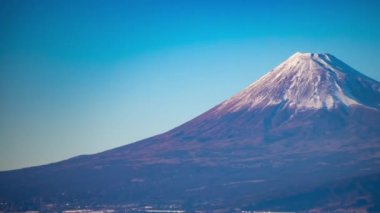 Shizuoka 'nın Suruga kıyısındaki Fuji Dağı' nın günbatımı zamanı. Yüksek kalite 4K görüntü. Numazu bölgesi Heda Shizuoka Japonya 01.25.2023
