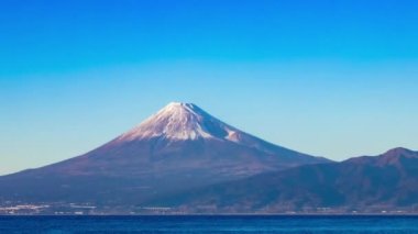 Shizuoka 'nın Suruga kıyısındaki Fuji Dağı' nın günbatımı zamanı. Yüksek kalite 4K görüntü. Numazu bölgesi Heda Shizuoka Japonya 01.25.2023