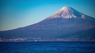 Shizuoka 'nın Suruga kıyısındaki Fuji Dağı' nın günbatımı zamanı. Yüksek kalite 4K görüntü. Numazu bölgesi Heda Shizuoka Japonya 01.25.2023