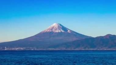 Shizuoka 'nın Suruga kıyısındaki Fuji Dağı' nın günbatımı zamanı. Yüksek kalite 4K görüntü. Numazu bölgesi Heda Shizuoka Japonya 01.25.2023