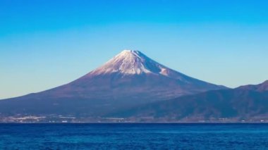 Shizuoka 'nın Suruga kıyısındaki Fuji Dağı' nın günbatımı zamanı. Yüksek kalite 4K görüntü. Numazu bölgesi Heda Shizuoka Japonya 01.25.2023