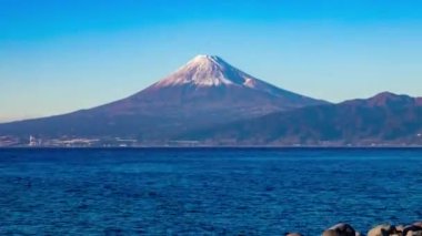 Shizuoka 'nın Suruga kıyısındaki Fuji Dağı' nın günbatımı zamanı. Yüksek kalite 4K görüntü. Numazu bölgesi Heda Shizuoka Japonya 01.25.2023