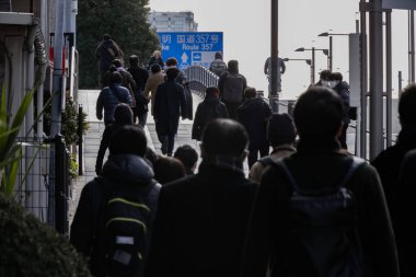 Şehir caddesinde yürüyen insanlardan oluşan bir kalabalık. Yüksek kalite fotoğraf. Chuo bölgesi Tokyo 02.02.2023 Tokyo 'da bir elektrik çeyreği. Tokyo 'nun merkezindedir.. 
