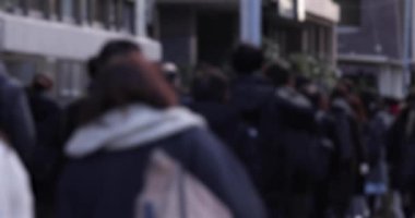 Şehir sokaklarında yürüyen bir grup insan dağıldı. Yüksek kalite 4K görüntü. Chuo bölgesi Tokyo 01.18.2023 Tokyo 'da bir elektrik çeyreği. Tokyo 'nun merkezindedir.. 