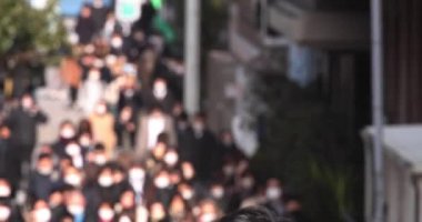 Şehir sokaklarında yürüyen bir grup insan dağıldı. Yüksek kalite 4K görüntü. Chuo bölgesi Tokyo 01.18.2023 Tokyo 'da bir elektrik çeyreği. Tokyo 'nun merkezindedir.. 