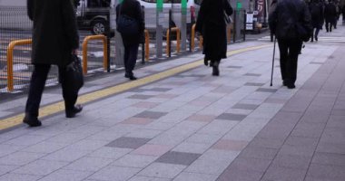 Şehir caddesinde yürüyen insanlardan oluşan bir kalabalık. Yüksek kalite 4K görüntü. Chuo bölgesi Tokyo 01.18.2023 Tokyo 'da bir elektrik çeyreği. Tokyo 'nun merkezindedir.. 