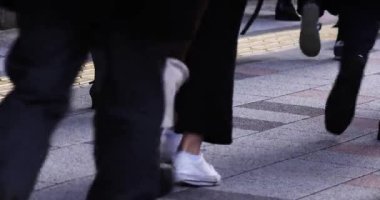 Şehir caddesinde yürüyen insan bacağı kalabalığı. Yüksek kalite 4K görüntü. Chuo bölgesi Tokyo 01.18.2023 Tokyo 'da bir elektrik çeyreği. Tokyo 'nun merkezindedir.. 