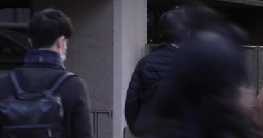 Şehir caddesinde yürüyen insanlardan oluşan bir kalabalık. Yüksek kalite 4K görüntü. Chuo bölgesi Tokyo 02.02.2023 Tokyo 'da bir elektrik çeyreği. Tokyo 'nun merkezindedir.. 