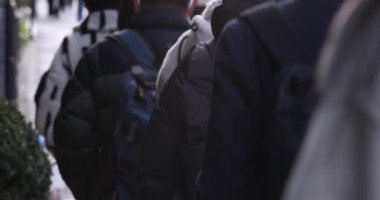 Şehir caddesinde yürüyen insanlardan oluşan bir kalabalık. Yüksek kalite 4K görüntü. Chuo bölgesi Tokyo 02.02.2023 Tokyo 'da bir elektrik çeyreği. Tokyo 'nun merkezindedir.. 