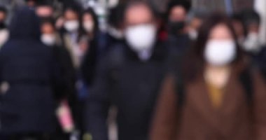 Şehir sokaklarında yürüyen bir grup insan dağıldı. Yüksek kalite 4K görüntü. Chuo bölgesi Tokyo 01.18.2023 Tokyo 'da bir elektrik çeyreği. Tokyo 'nun merkezindedir.. 