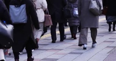 Şehir caddesinde yürüyen insan bacağı kalabalığı. Yüksek kalite 4K görüntü. Chuo bölgesi Tokyo 01.18.2023 Tokyo 'da bir elektrik çeyreği. Tokyo 'nun merkezindedir.. 