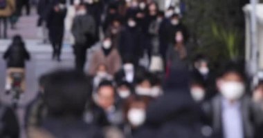 Şehir sokaklarında yürüyen bir grup insan dağıldı. Yüksek kalite 4K görüntü. Chuo bölgesi Tokyo 01.18.2023 Tokyo 'da bir elektrik çeyreği. Tokyo 'nun merkezindedir.. 