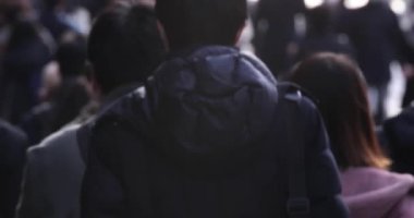 Şehir sokaklarında yürüyen bir grup insan dağıldı. Yüksek kalite 4K görüntü. Chuo bölgesi Tokyo 01.18.2023 Tokyo 'da bir elektrik çeyreği. Tokyo 'nun merkezindedir.. 