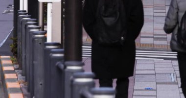 Şehir caddesinde yürüyen insan bacağı kalabalığı. Yüksek kalite 4K görüntü. Chuo bölgesi Tokyo 01.18.2023 Tokyo 'da bir elektrik çeyreği. Tokyo 'nun merkezindedir.. 