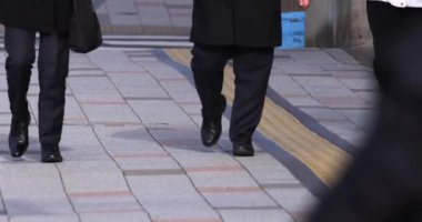 Şehir caddesinde yürüyen insan bacağı kalabalığı. Yüksek kalite 4K görüntü. Chuo bölgesi Tokyo 01.18.2023 Tokyo 'da bir elektrik çeyreği. Tokyo 'nun merkezindedir.. 