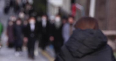 Şehir sokaklarında yürüyen bir grup insan dağıldı. Yüksek kalite 4K görüntü. Chuo bölgesi Tokyo 01.18.2023 Tokyo 'da bir elektrik çeyreği. Tokyo 'nun merkezindedir.. 