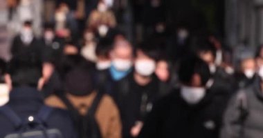 Şehir sokaklarında yürüyen bir grup insan dağıldı. Yüksek kalite 4K görüntü. Chuo bölgesi Tokyo 01.18.2023 Tokyo 'da bir elektrik çeyreği. Tokyo 'nun merkezindedir.. 