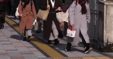 Şehir caddesinde yürüyen insan bacağı kalabalığı. Yüksek kalite 4K görüntü. Chuo bölgesi Tokyo 01.18.2023 Tokyo 'da bir elektrik çeyreği. Tokyo 'nun merkezindedir.. 