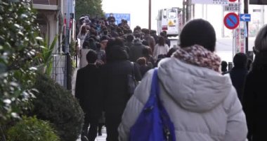 Şehir caddesinde yürüyen insanlardan oluşan bir kalabalık. Yüksek kalite 4K görüntü. Chuo bölgesi Tokyo 01.18.2023 Tokyo 'da bir elektrik çeyreği. Tokyo 'nun merkezindedir.. 