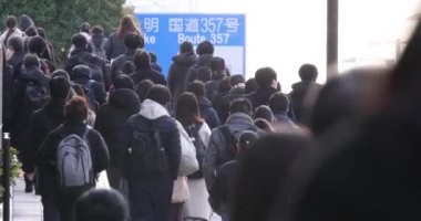 Şehir caddesinde yürüyen insanlardan oluşan bir kalabalık. Yüksek kalite 4K görüntü. Chuo bölgesi Tokyo 02.02.2023 Tokyo 'da bir elektrik çeyreği. Tokyo 'nun merkezindedir.. 