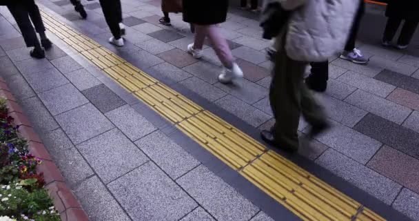 街の通りを歩く人々の足の群衆 高品質4K映像 中央区 東京都01月18日2023年東京都内の電気街 東京都内の中心部 — ストック動画