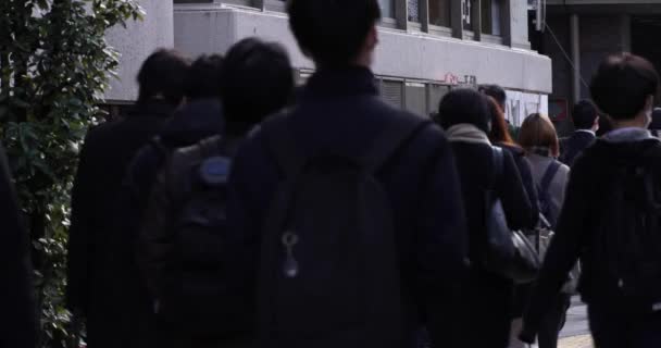 Eine Menschenmenge Auf Der Straße Der Stadt Hat Lange Geschossen — Stockvideo