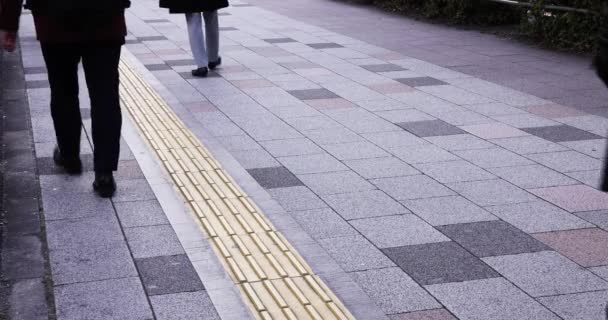 街の通りを歩く人々の足の群衆 高品質4K映像 中央区 東京都01月18日2023年東京都内の電気街 東京都内の中心部 — ストック動画